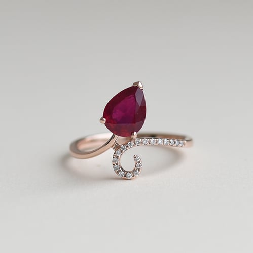 Originella Verlobungsring mit Rubin und Diamanten Cael
