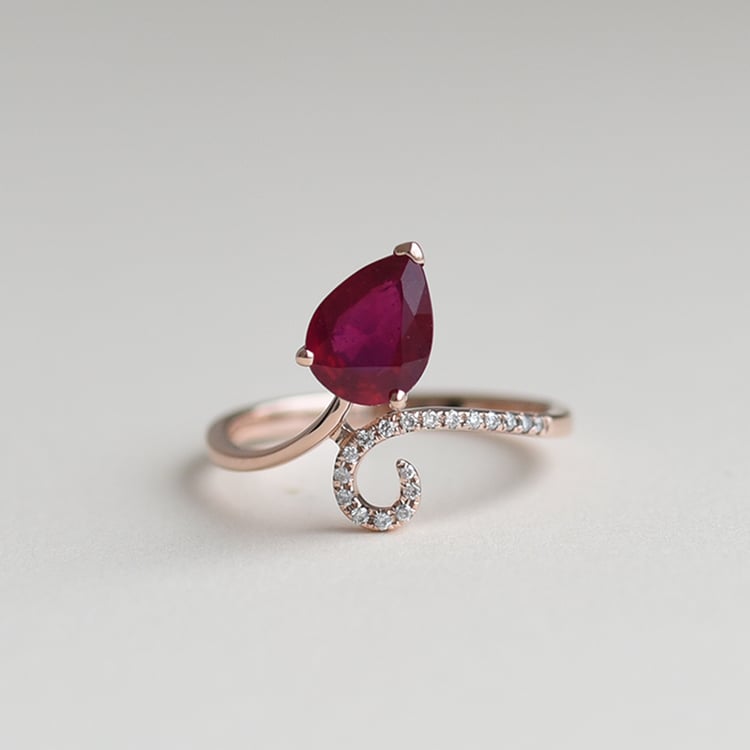 Originella Verlobungsring mit Rubin und Diamanten Cael 64386