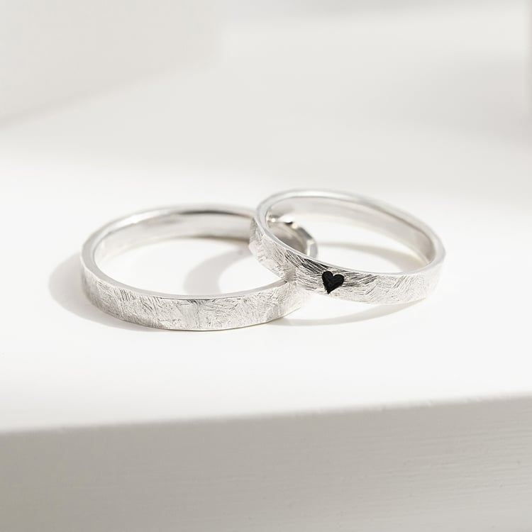 Gehämmerte und gebürstete Trauringe mit Emaille Herz Abale 157875