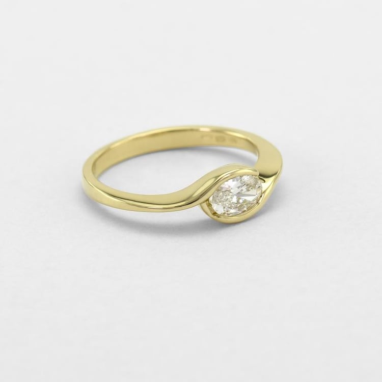 Verlobungsring mit ovalem Diamant 46827