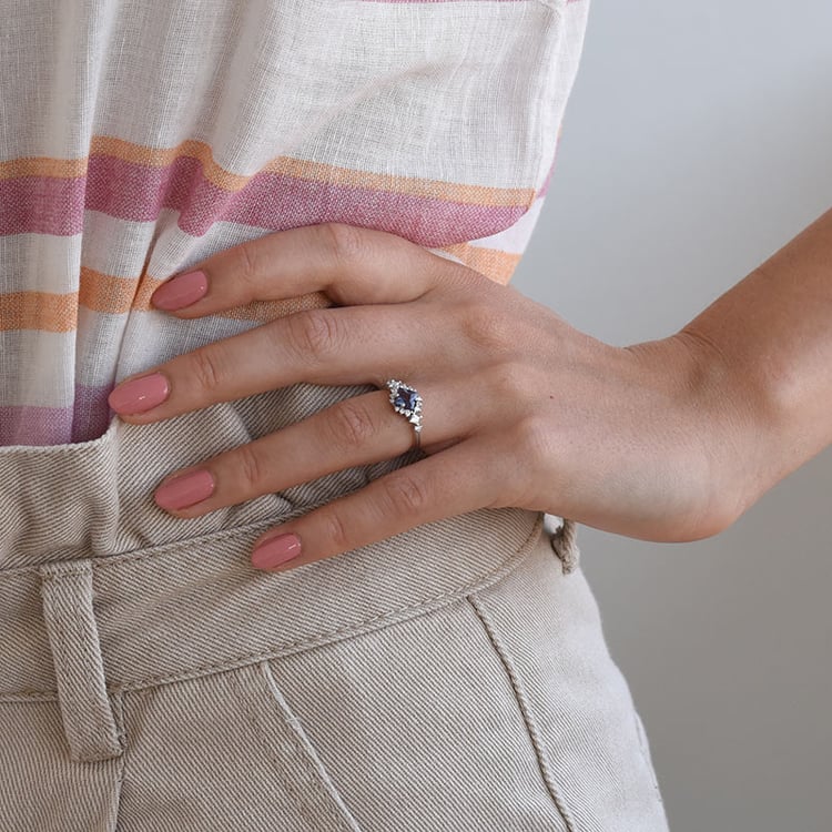 Verlobungsring mit Alexandrit und Moissaniten Medrie 68935