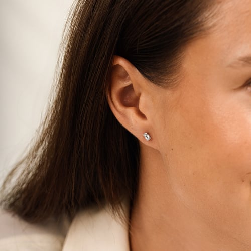 Minimalistische goldene Ohrstecker mit Diamanten Vilhelmina