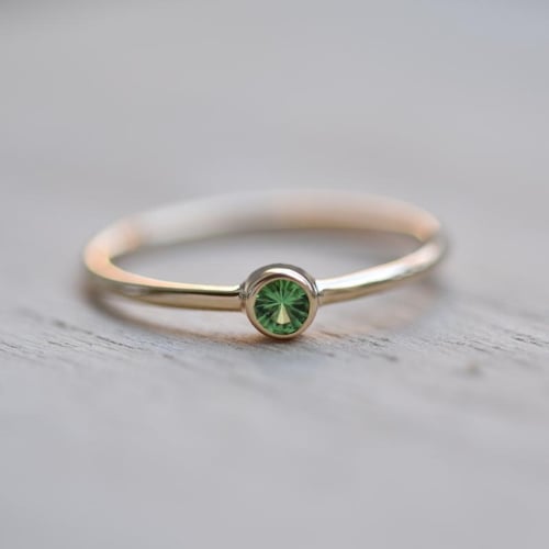 Goldener minimalistischer Ring mit Tsavorit Granat Emilien