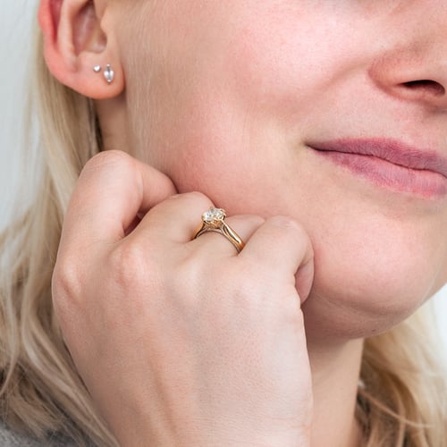 Verlobungsring mit seitlichen Diamanten Libby