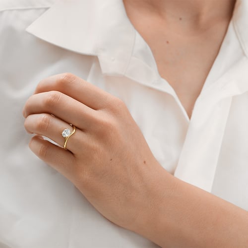 Verlobungsring mit einem ovalen Lab Grown Diamanten Carrie
