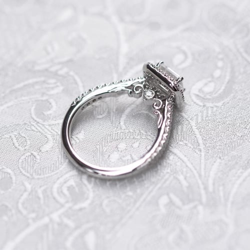Verlobungsring mit Diamant im Smaragdschliff Farida