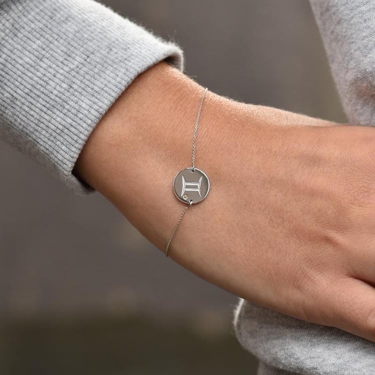 Zwillinge Sternzeichen Gravur mit Citrin im Armband auf dem Hand 35294