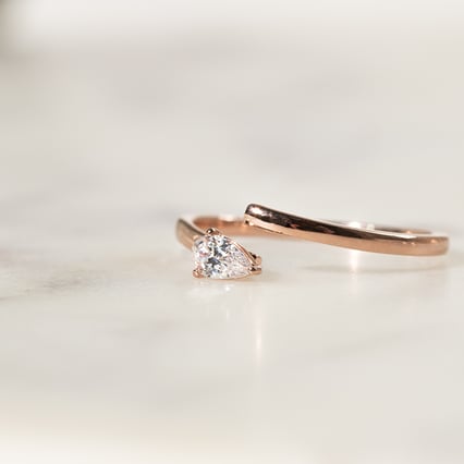 Unkonventioneller Verlobungsring mit einem Diamanten Hazel