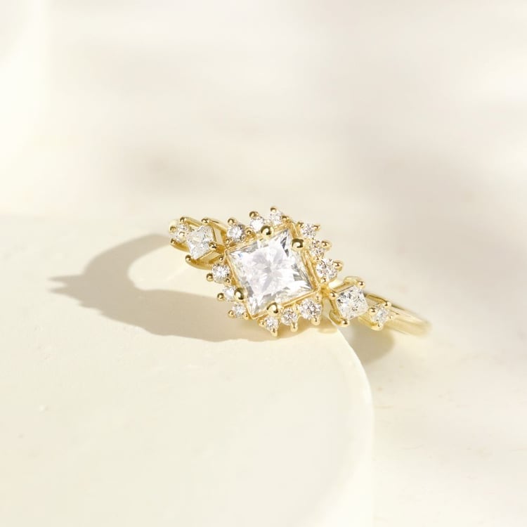 Verlobungsring aus Gelbgold mit Lab Grown Diamant im Princess Schliff Medrie 158851