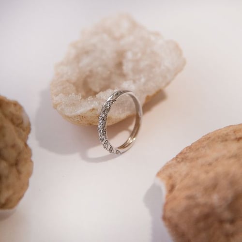 Gedrehter Eternity-Ring mit Lab Grown Diamanten Rami