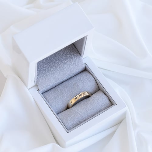 Goldring mit Diamant und Gravur Ihrer Wahl Lexis