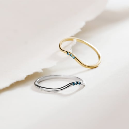 Silberner Ring mit drei blauen Diamanten Cason
