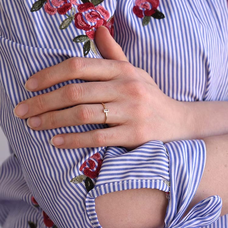 Minimalistischer Goldring mit Baguette Saphir Avice 80724