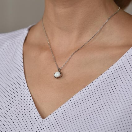 Silberne Anhänger mit weißem Opal Thirumal