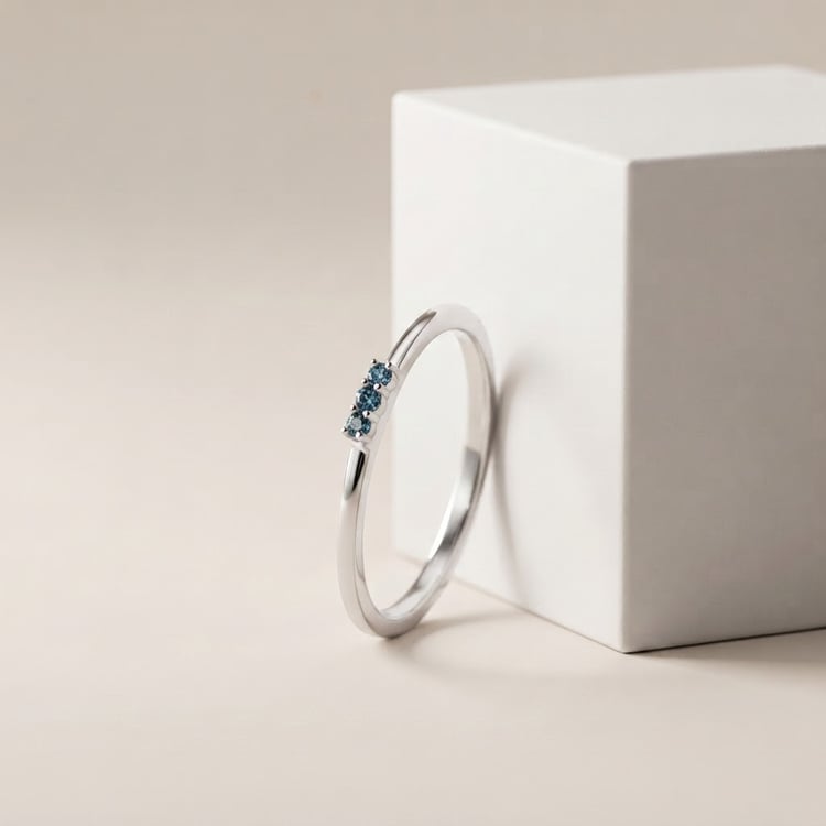 Ring aus Silber mit blauen Diamanten Nicklas 170393