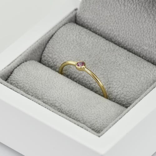 Minimalistischer Ring aus Gold mit rosa Saphir Emilien