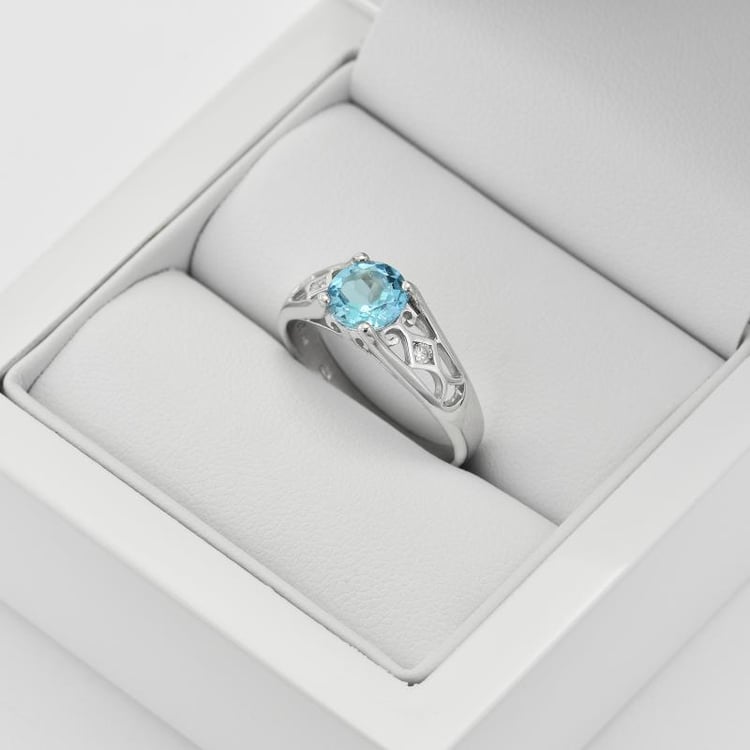 Schweizerblauer Topas in silbernem Ring in Eppi-Geschenkbox 31794