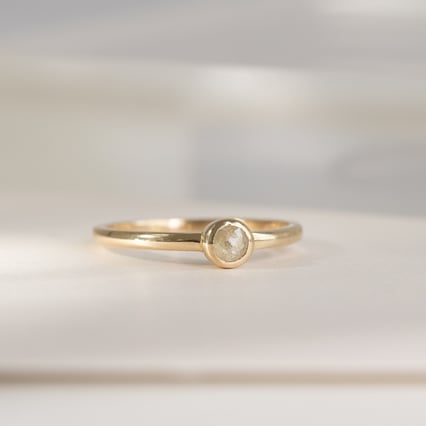 Minimalistischer Ring mit einem Salt and Pepper Diamanten Emilien