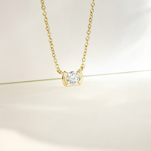 Minimalistische goldene Halskette mit einem Diamanten Gosta