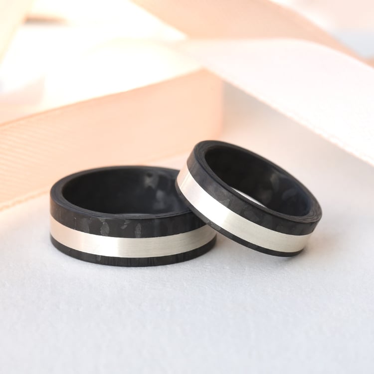 Flache Trauringe aus Carbon und Gold Elealen 77614