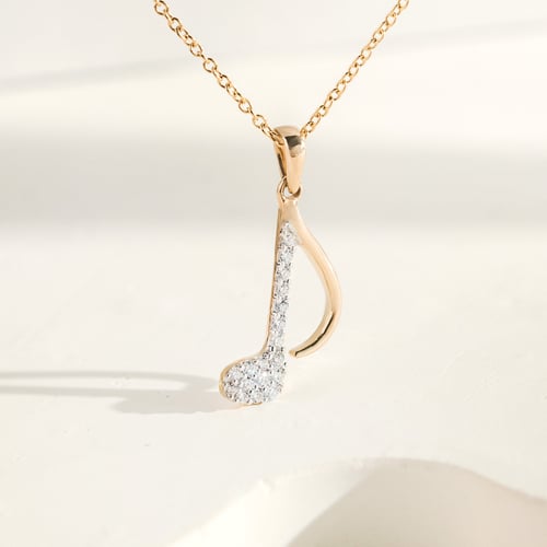 Anhänger aus Gold mit Lab Grown Diamanten in Form einer Note Bety
