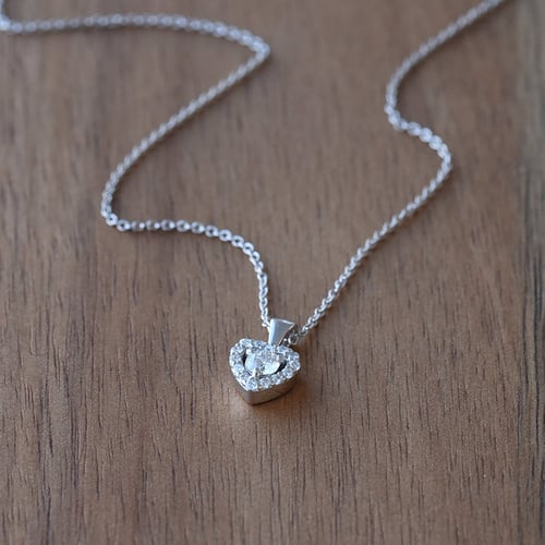 Elegante Anhänger mit Diamanten-Herz im Halo-Stil Delma