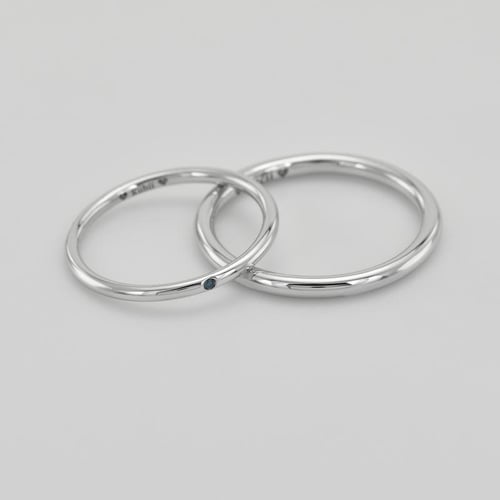 Einfache Trauringe aus Platin mit einem blauen Diamanten Alays