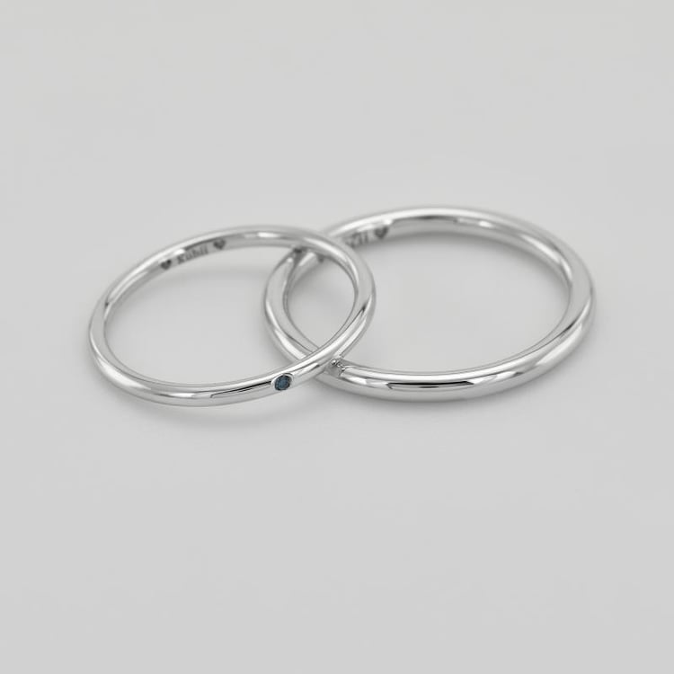 Einfache Trauringe aus Platin mit einem blauen Diamanten Alays 76959