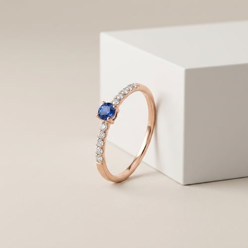 Silberring mit blauem Saphir und seitlichen Lab Grown Diamanten Mikey