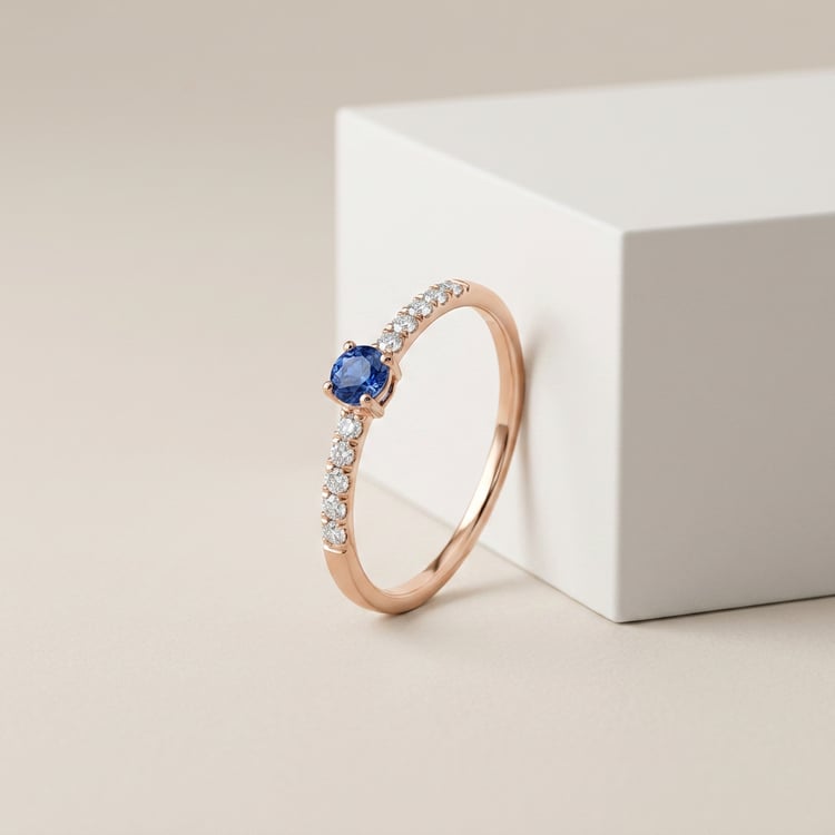 Silberring mit blauem Saphir und seitlichen Lab Grown Diamanten Mikey 171019