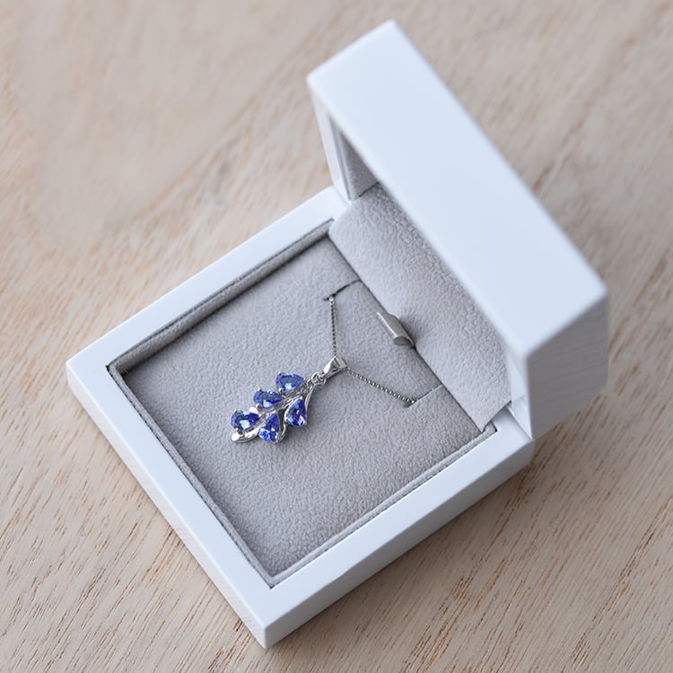 Romantische Anhänger mit Tansaniten Averie 60156