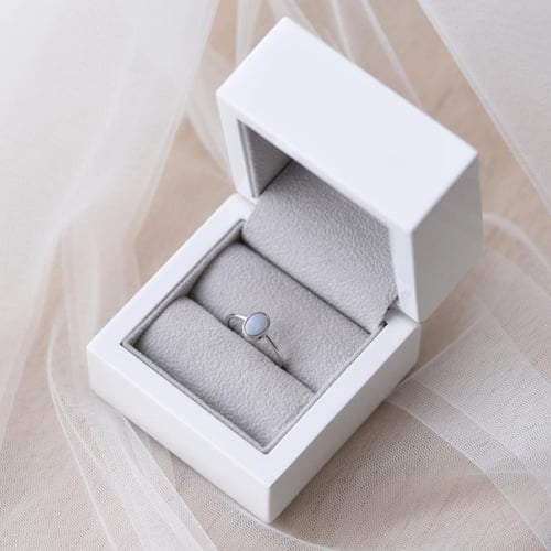Minimalistischer Goldring mit ovalen Opal Plaire