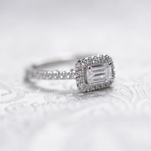 Verlobungsring mit Diamant im Smaragdschliff Farida