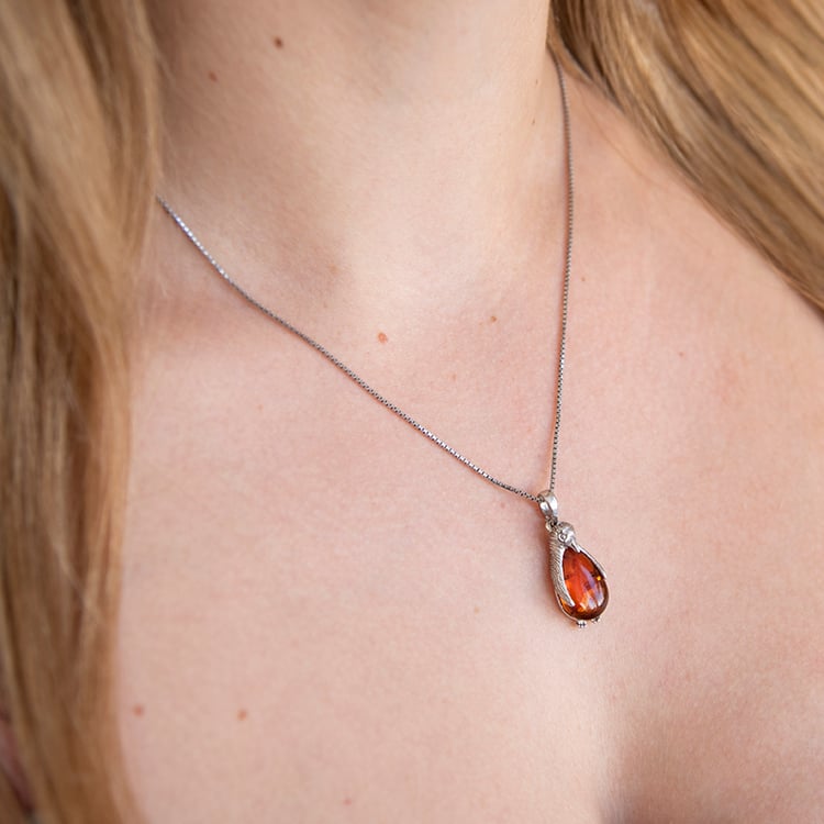 Silberner Anhänger in Form eines Pinguin aus Bernstein Pengiun 107872