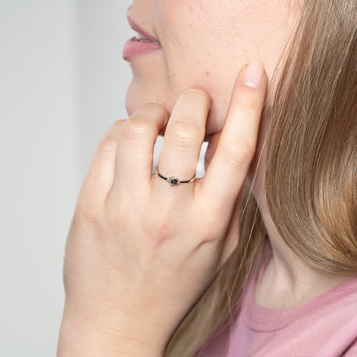 Zarter Ring mit Salt and Pepper Diamant Marine