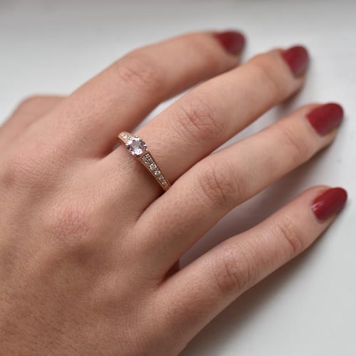 Verlobungsring im Vintage-Stil mit Morganit und Diamanten Keran