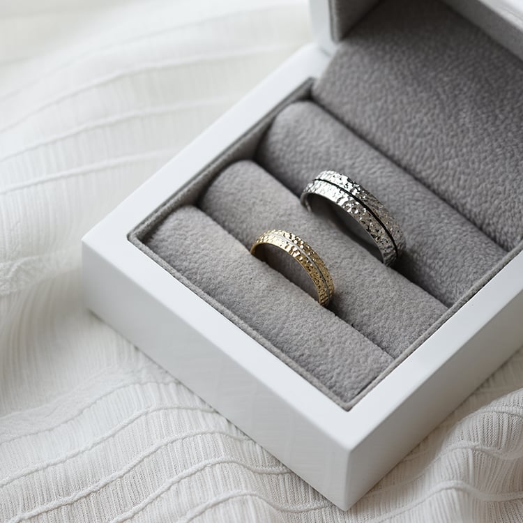 Gehämmerte Eheringe mit Emaille in Eppi-Geschenkbox 64153