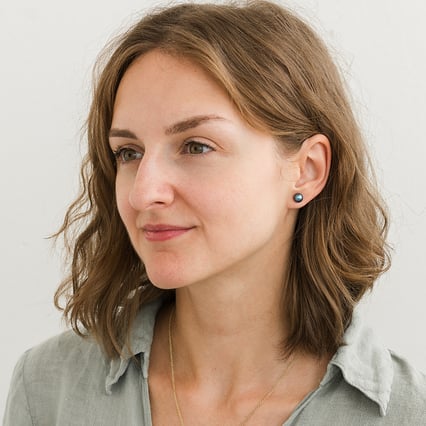 Geheimnisvolle schwarze Perlen in goldenen Ohrringen Dione