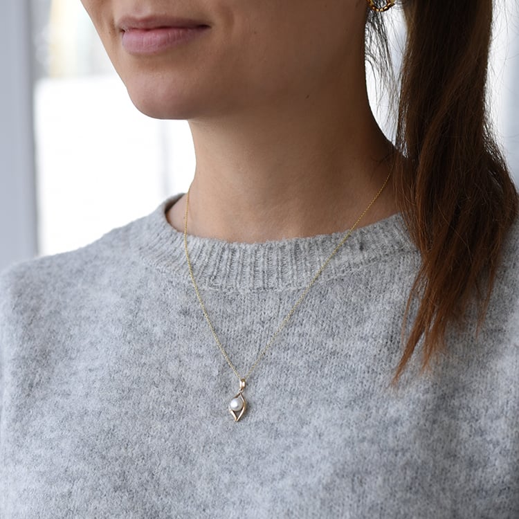 Goldene Schmuckkollektion mit weißen Perlen und Zirkonia Medea 61494