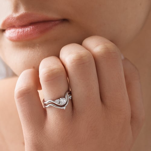 Ring in Wellenform mit Diamanten Lydie