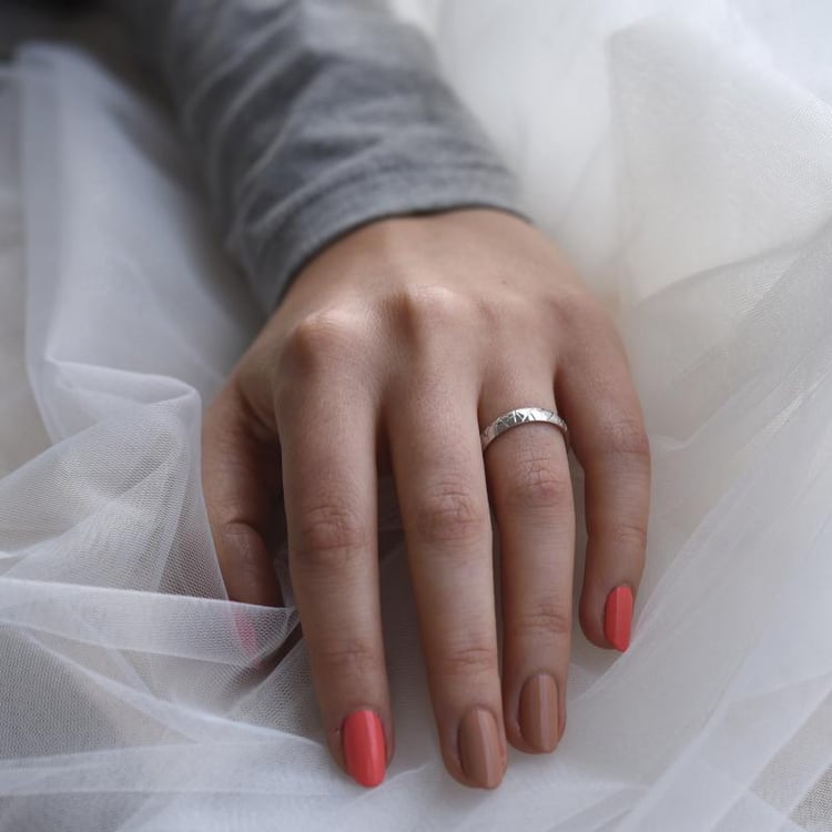 Ehering aus Gold mit Rillen auf dem Finger 52664