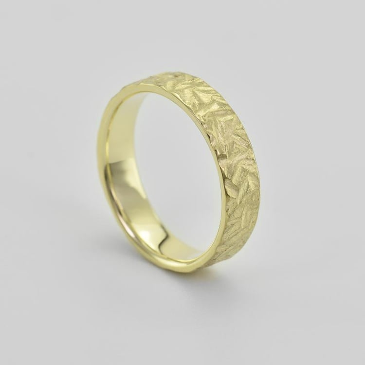 Mattgoldene Trauringe mit Relief Veste 41616