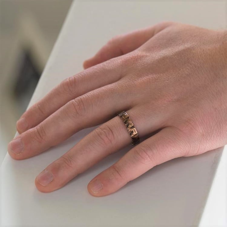 Goldene Eheringe mit Relief Ferskia 106655