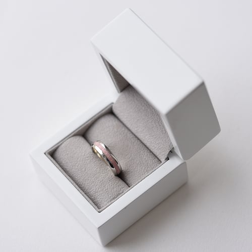 Goldene Eheringe mit rosa Opalfüllung Paole