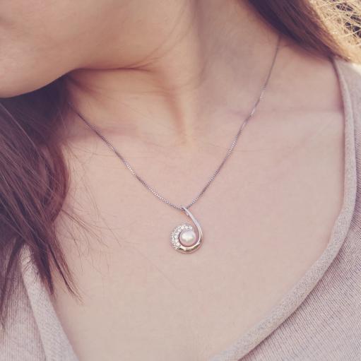 Perlenkette mit Zirkonia auf dem Hals 14711