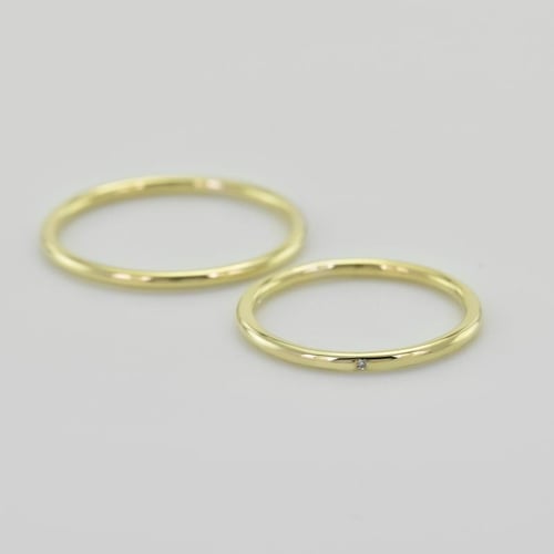 Dezente Trauringe aus Gold mit Diamant Alays