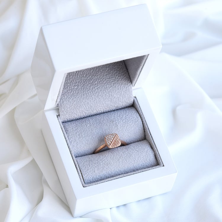 Atypischer Ring mit glänzenden Diamanten Lisbeth 85329