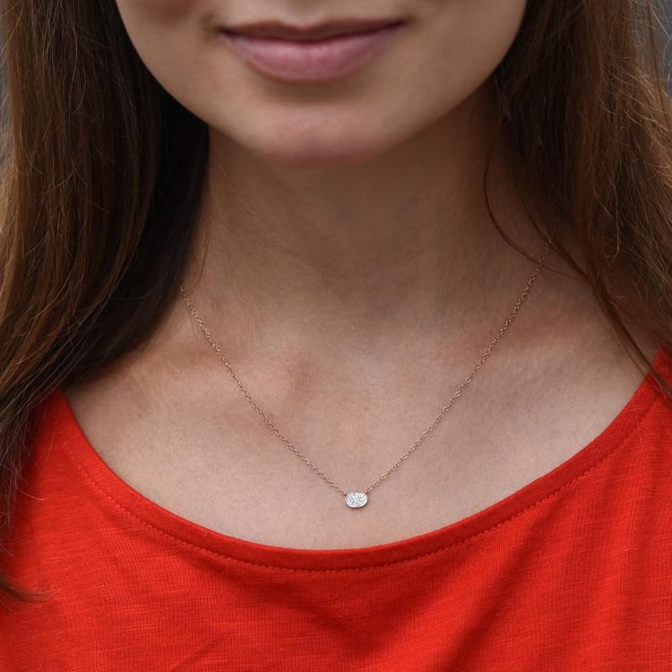 Minimalistische Kette mit einem ovalen Anhänger voller Diamanten Vonnie 46691