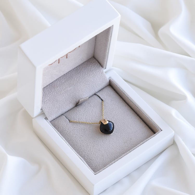 Goldener Anhänger mit schwarzem Onyx Sharyn 81382