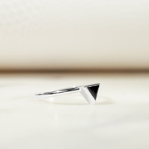 Goldring mit schwarzem Diamant Daslis